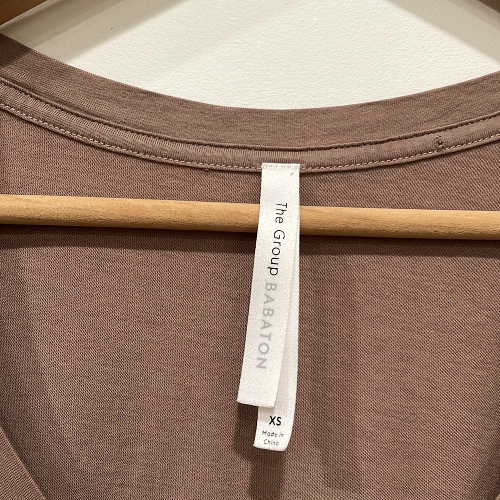 Aritzia Babaton Vneck Foundation short sleeve tee top in Deep Taupe Oversized XS - Picture 6 of 8